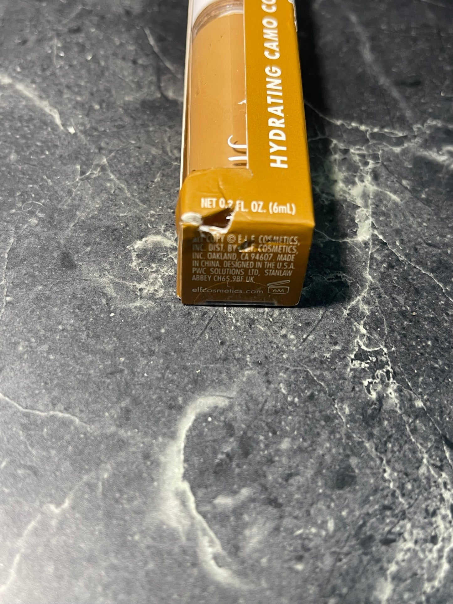 e.l.f. Hydrating Camo Concealer - Deep Caramel 84839 and Concealer sponge