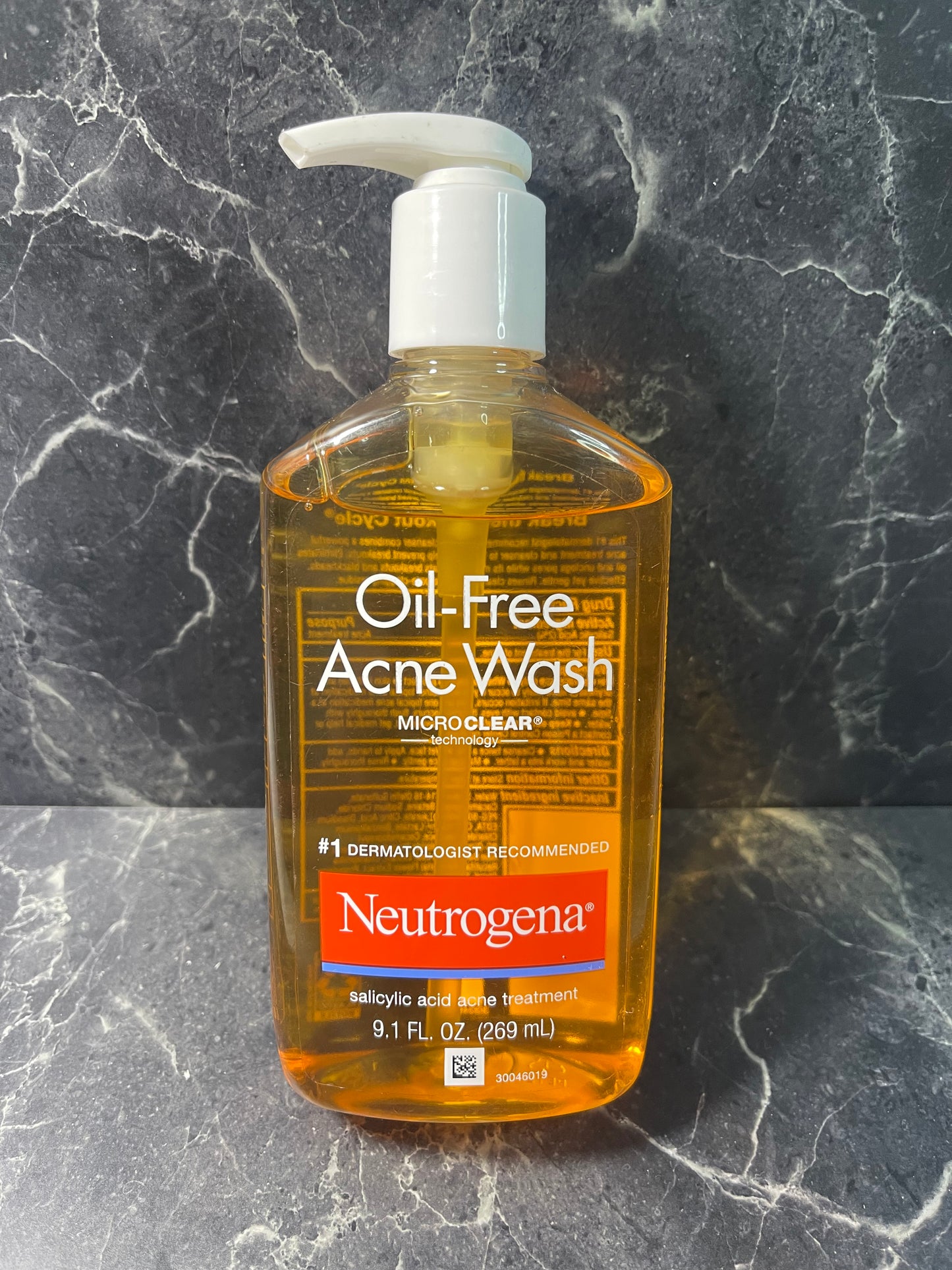 Neutrogena Oil-Free Facial Cleanser with Salicylic Acid for Acne-Prone Skin, 9.1 fl. oz Exp 7/23